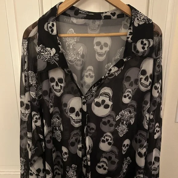 💀Black and White Skull Print Sheer Top - Picture 2 of 7